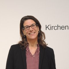 Frau mit Brille und langen braunen Haaren