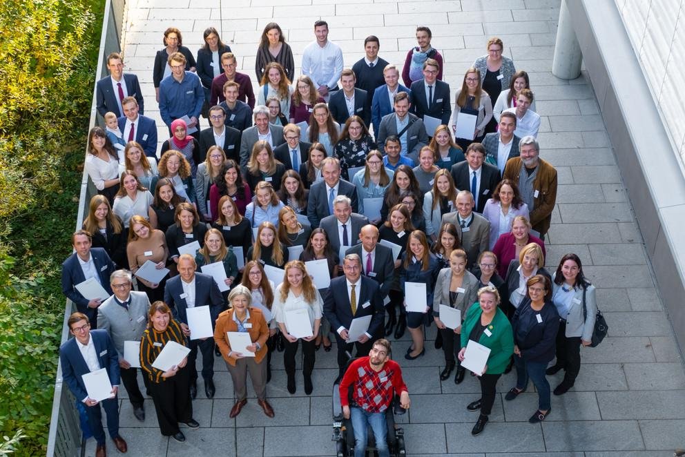 Das Bild zeigt die Stipendiatinnen und Stipendiaten mit ihren Förderern.