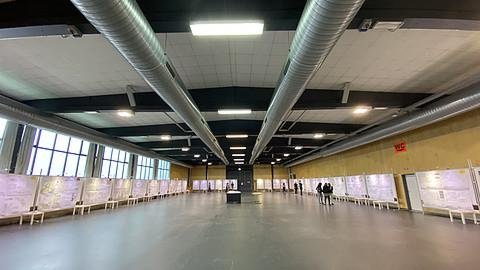 Blick in die Ausstellungshalle des Architekturwettbewerbs