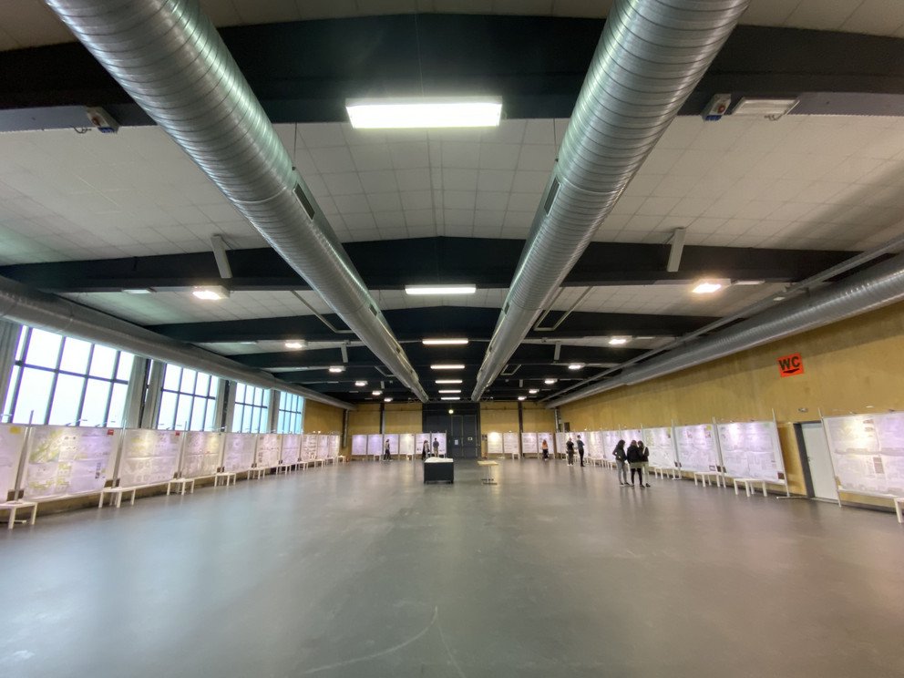 Blick in die Ausstellungshalle des Architekturwettbewerbs