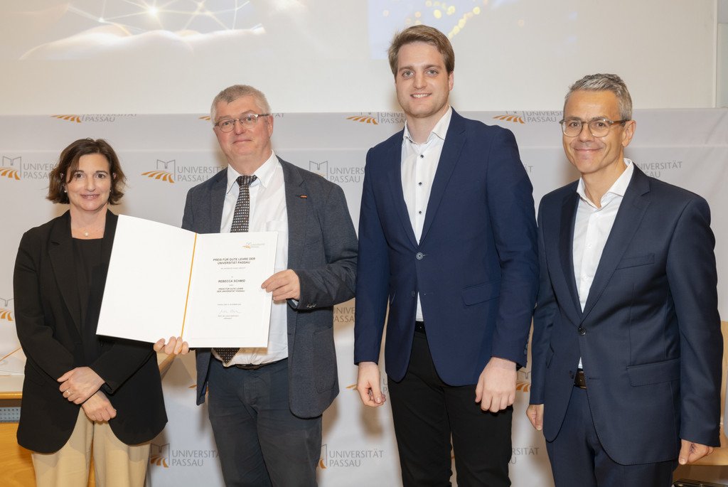 v.l.n.r. Vizepräsidentin Prof. Dr. Bettina Noltenius, Rebecca Schmid, Stephan Brandler (Leiter der Sparda-Bank-Filiale Passau), Michael Gruber (Vorstandsvorsitzender der Sparda-Bank Ostbayern eG)