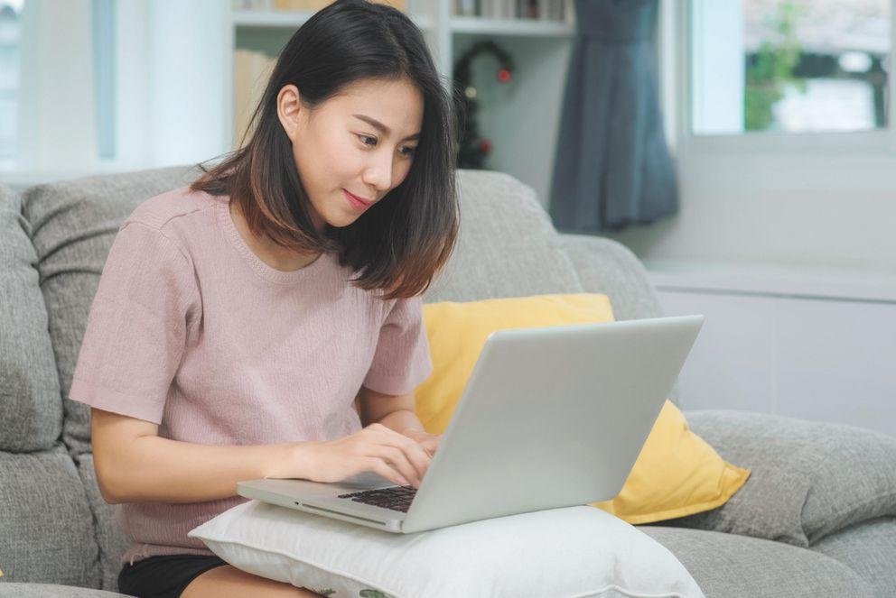 [Translate to Englisch:] Studierende sitzt am Laptop und nimmt am Online-Spieleabend teil