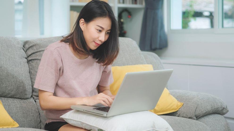 [Translate to Englisch:] Studierende sitzt am Laptop und nimmt am Online-Spieleabend teil