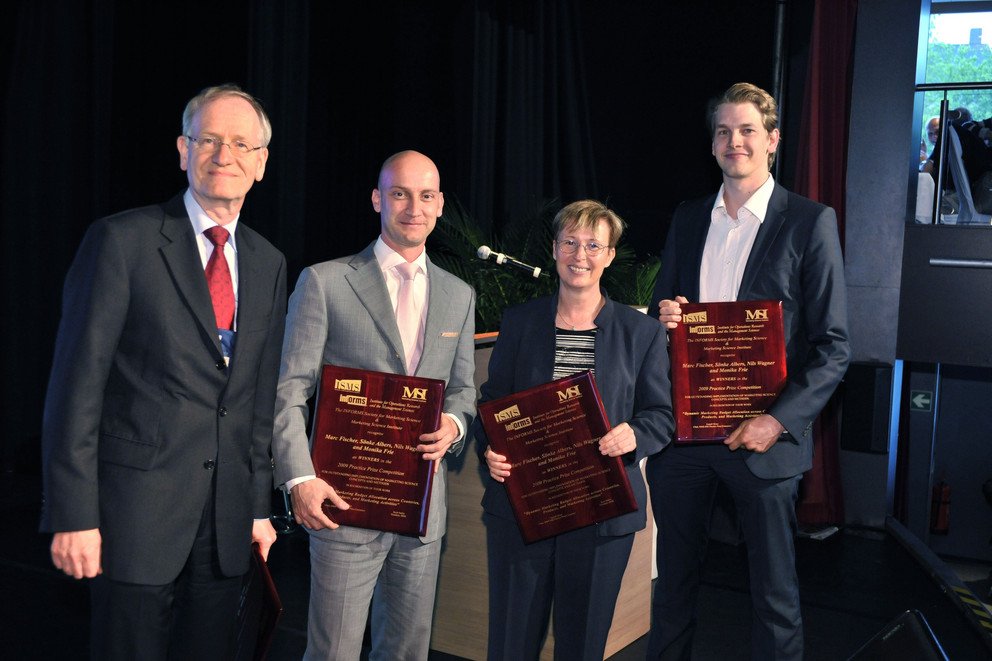 Prof. S&ouml;nke Albers (Universit&auml;t zu Kiel), Prof. Dr. Marc Fischer, Dr. Monika Frie (Bayer AG) und Nils Wagner (Doktorand bei Prof. Fischer). Alle vier sind Ko-Autoren des Aufsatzes, das in "Marketing Science" erscheint, und haben die Award-Plakette bekommen.