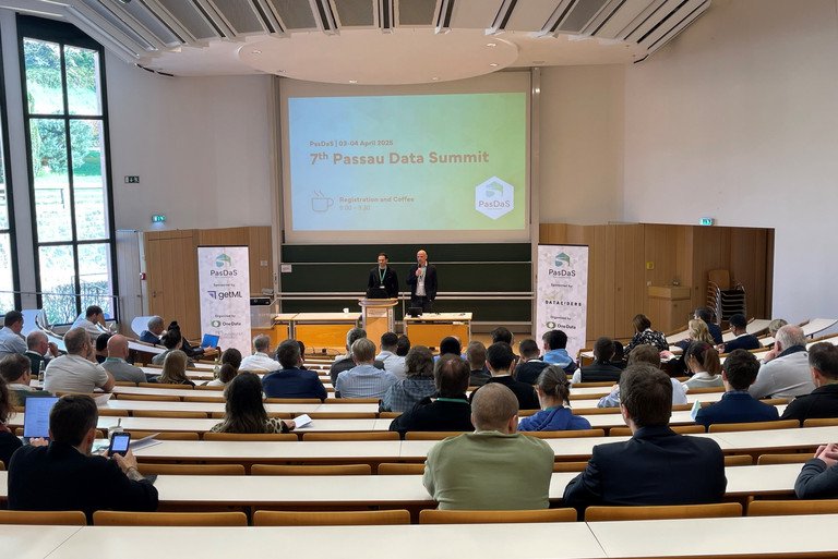 PasDas 2025: Prof. Dr. Michael Granitzer und Dr. Andreas Böhm begrüßten die Vertreterinnen und Vertreter führender Unternehmen im Audimax der Universität Passau.