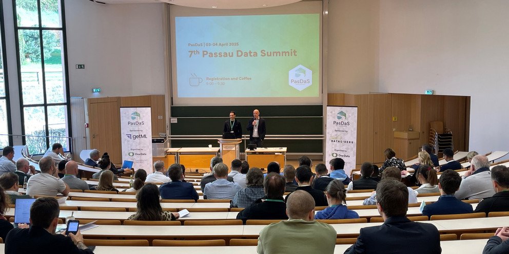 PasDas 2025: Prof. Dr. Michael Granitzer und Dr. Andreas Böhm begrüßten die Vertreterinnen und Vertreter führender Unternehmen im Audimax der Universität Passau.