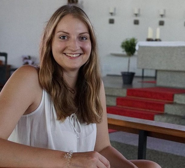 In der Salzweger Kirche ministriert Milena Putz seit der dritten Klasse &ndash; auch heute springt sie noch ein, wenn jemand ausf&auml;llt. Als Oberministrantin hat sie viele organisatorische Aufgaben. &minus; Foto: Niedermaier