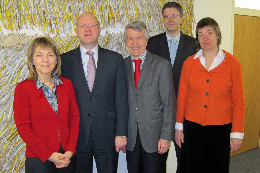 Von links: Laws Undergraduate Programmes Director Professor Dr. Jenny Hamilton, Vice Director Dr. Simon Askey, Pr&auml;sident Professor Dr. Walter Schweitzer, Vizepr&auml;sident f&uuml;r Internationales, Professor Dr. Wolfgang Hau, und die Dekanin der Juristischen Fakult&auml;t, Professorin Dr. Ulrike M&uuml;&szlig;ig.