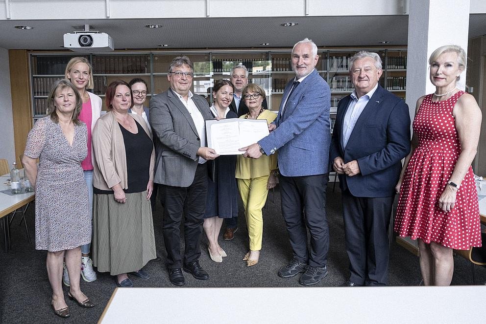 Vertreterinnen und Vertreter der beteiligten Akteure freuen sich über die Unterzeichnung: (v.l.n.r) Bianka Dittlmann, Marie-Helene Wünsch, Helga Maier, Dr. Claudia Krell, Konrad Niederländer, Ursula Rüther, Dr. Achim Dilling, Eva Maria Fuchs, Prof. Dr. Ulrich Bartosch, Franz Meyer und Prof. Dr. Christina Hansen. Foto: Universität Passau 