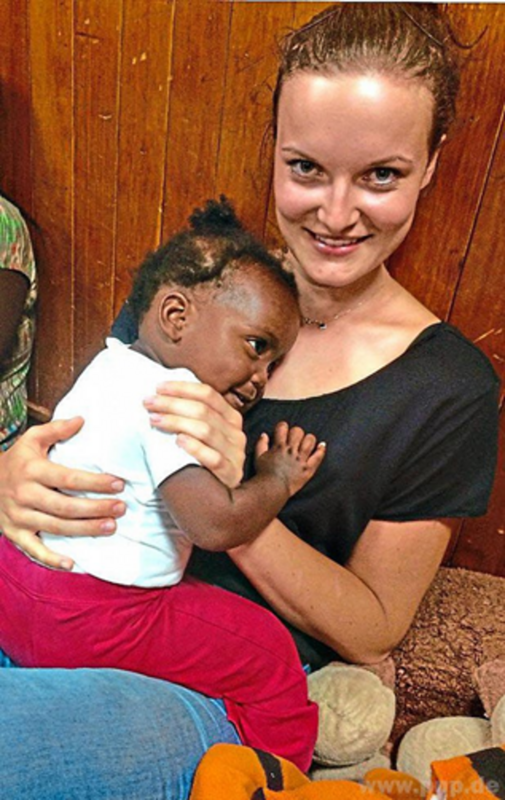 Um die Allerkleinsten kümmerte sich Cosima Gierg im Waisenhaus. Hier spielt sie mit der kleinen Vicky. -Fotos: privat