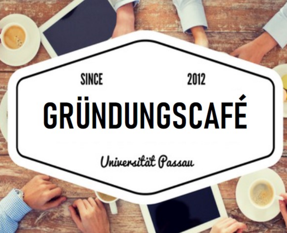 Personen sitzen an Tisch mit Tablets und Tassen aus Vogelperspektive mit Gründungscafé-Logo