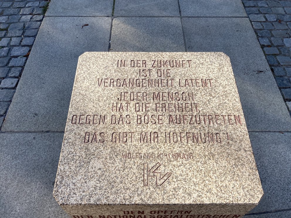 Nahaufnahme des Granitw&uuml;rfels von oben herab