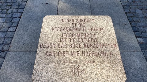 [Translate to Tschechisch:] Nahaufnahme des Granitwürfels von oben herab