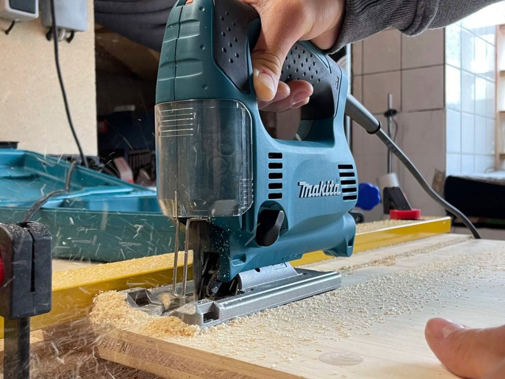 Stichs&auml;ge schneidet Holz