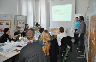 Zu sehen sind die Referenten des 3. Panels: Dr. Kerstin Völkl und Ihr Kollege Christoph Korb von der Martin-Luther-Universität Halle-Wittenberg.