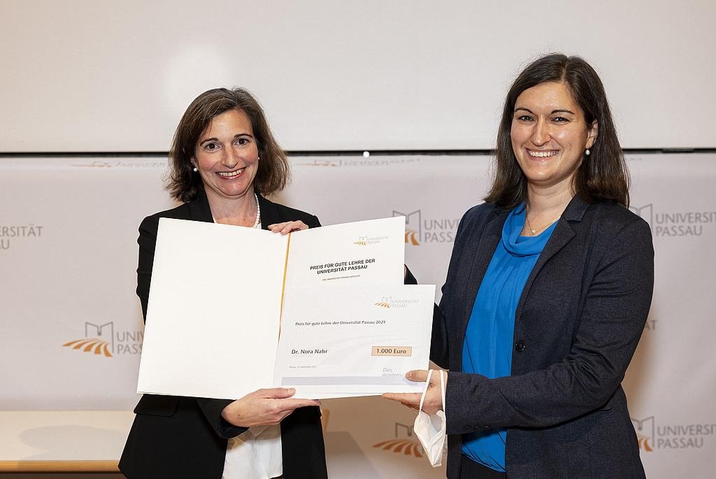 Prof. Dr. Bettina Noltenius (links) und Dr. Nora Nahr
