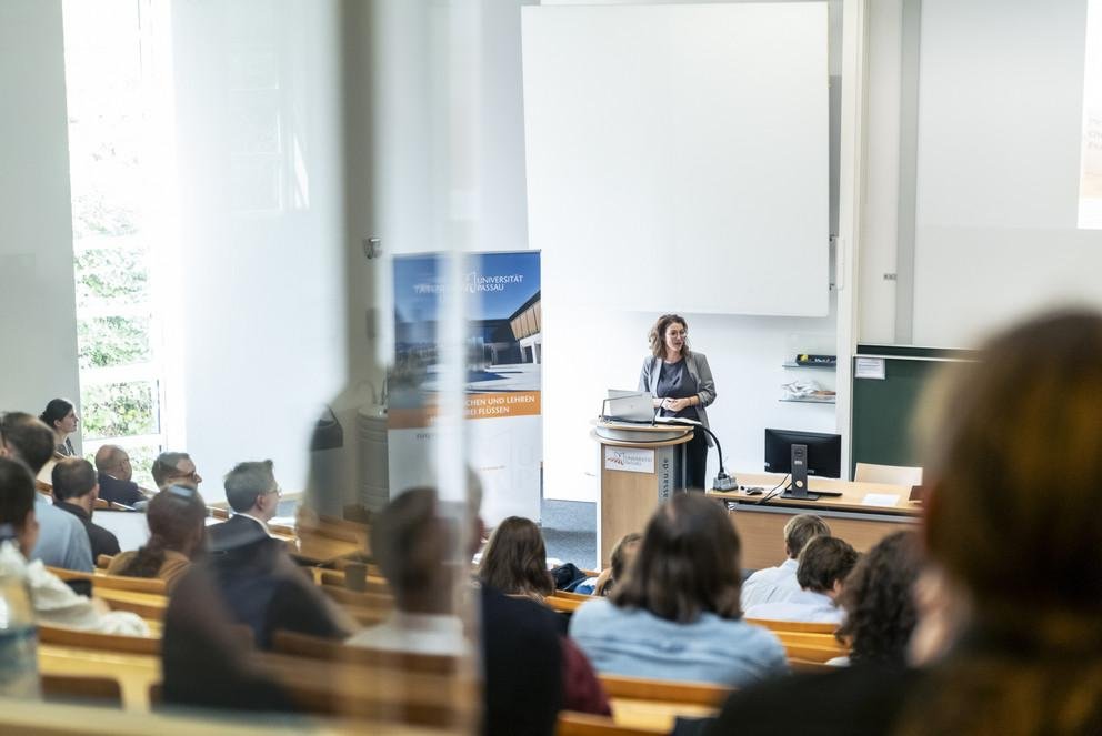 Gastgeberin Karoline Reinhardt, Professorin für Angewandte Ethik an der Universität Passau, bei der Begrüßung der Teilnehmenden der Tagung für Praktische Philosophie, die in diesem Jahr erstmals in Passau stattgefunden hat. Foto: Universität Passau