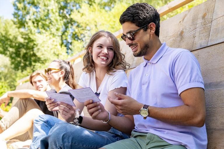 Zwei Studieninteressierte informieren sich