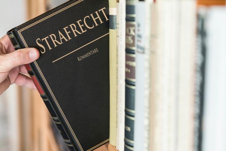 Strafrechtsbuch im Regal