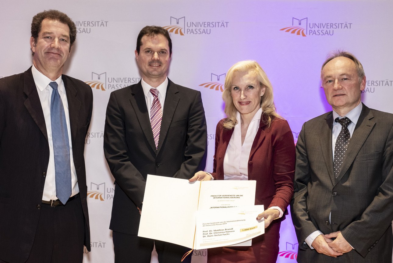 &Uuml;bergabe Preis der Universit&auml;t f&uuml;r Verdienste um die Internationalisierung