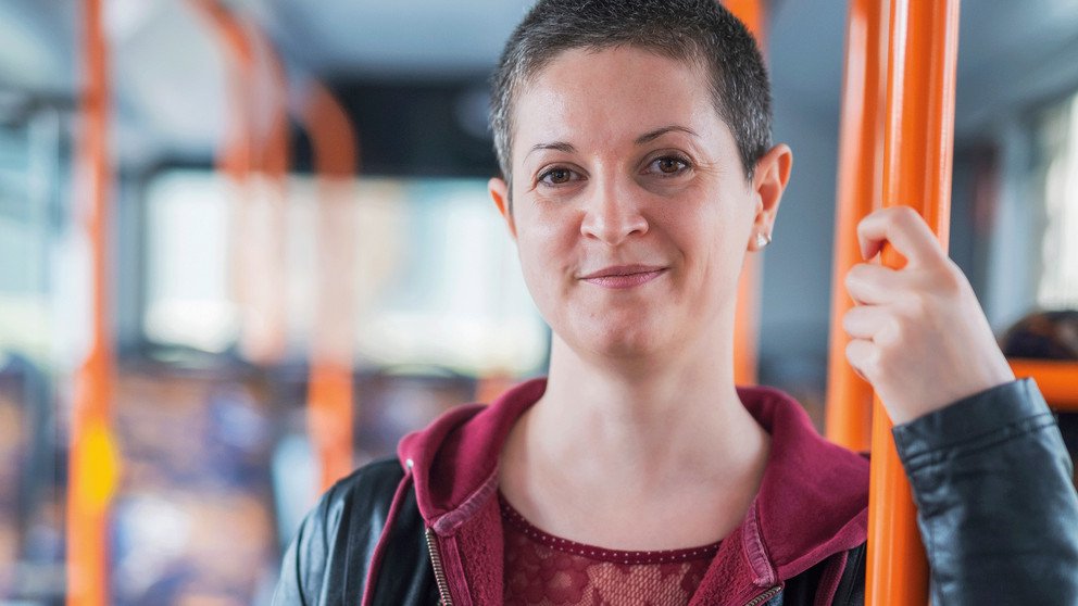Junge Frau in einem Bus