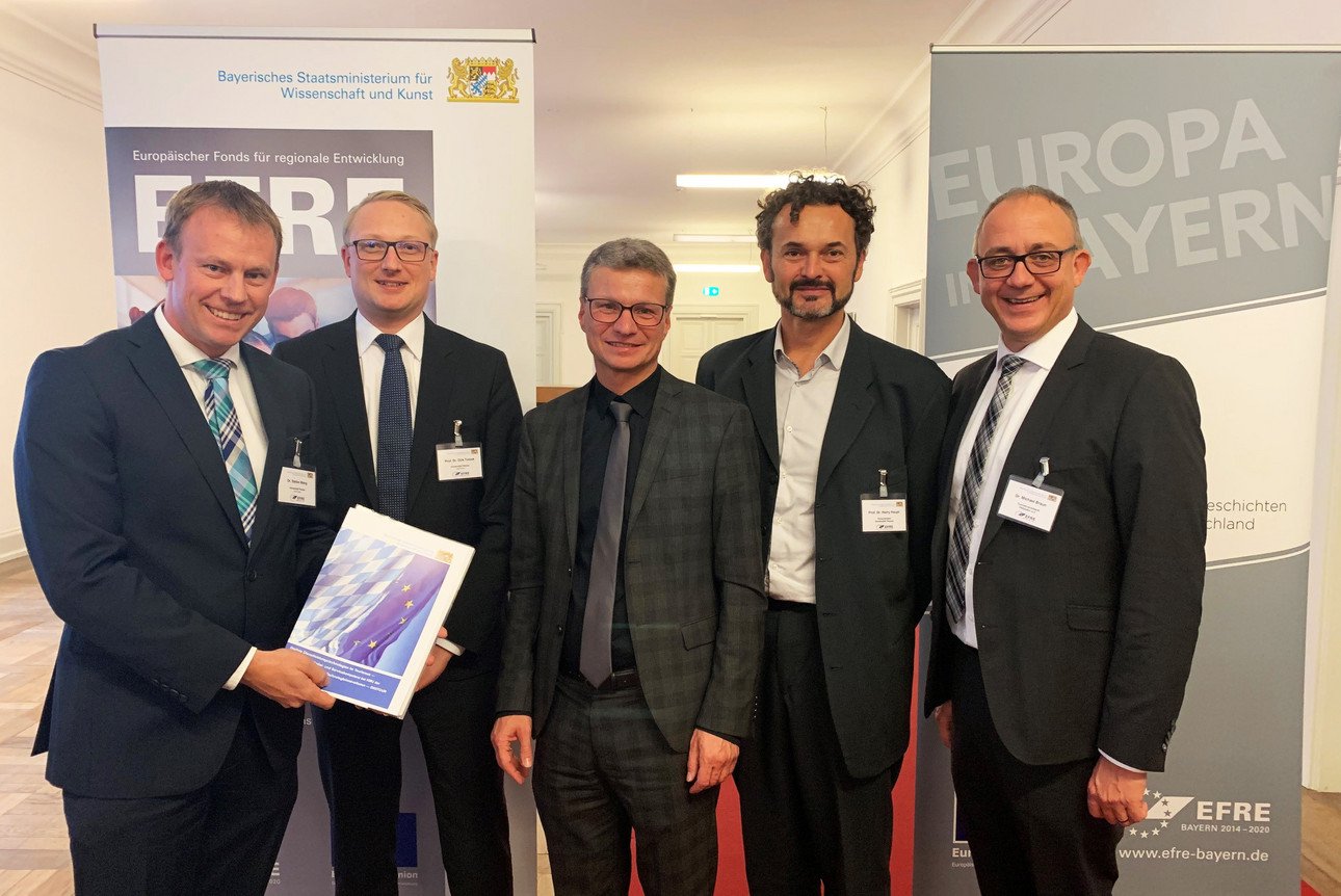 Staatsminister Sibler &uuml;bergibt den F&ouml;rderbescheid den Projektleitern
