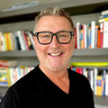 Foto von Christian Bernreiter vor Bücherregal