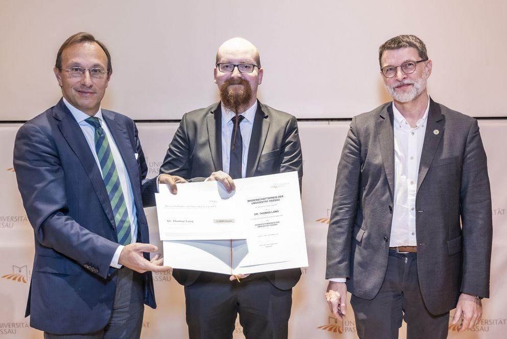 von links: Vizepräsident Prof. Dr. Robert Obermaier, Dr. Thomas Lang und Prof. Dr. Tomas Sauer Dr. Thomas Lang