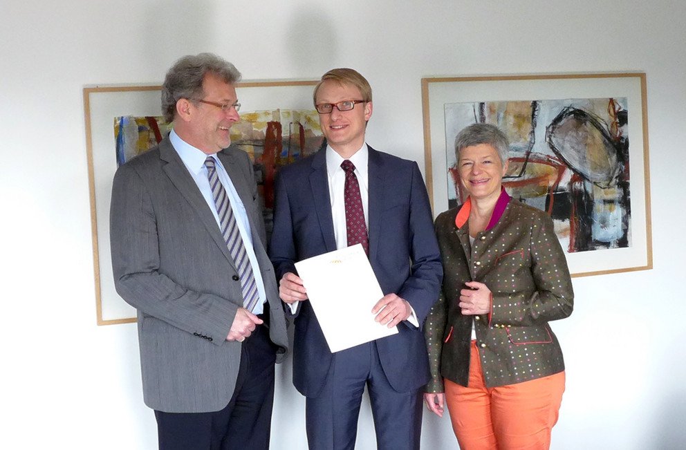 Pr&auml;sident Prof. Dr. Burkhard Freitag (links), Prof. Dr. Dirk Totzek und die Dekanin der Wirtschaftswissenschaftlichen Fakult&auml;t, Prof. Dr. Carola Jungwirth