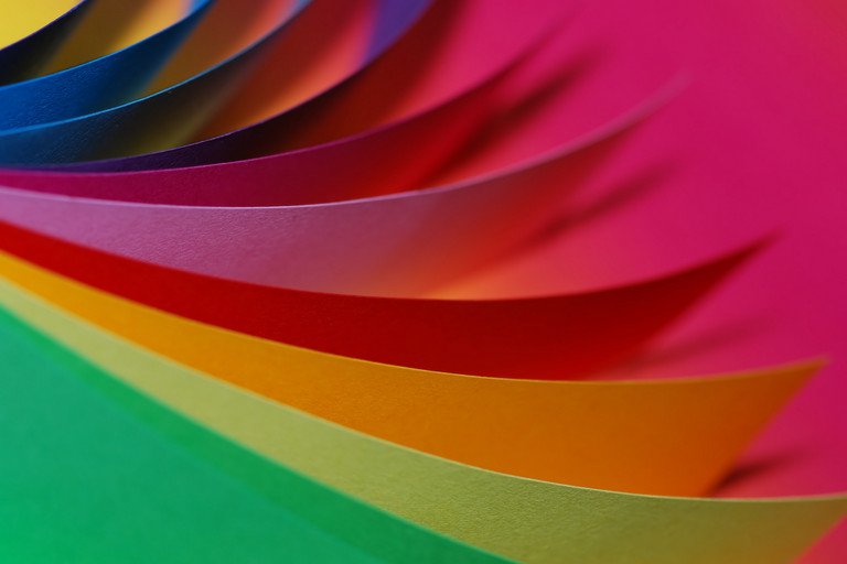 Foto verschiedenfarbige Bltter Papier schwungvoll aufgefchert