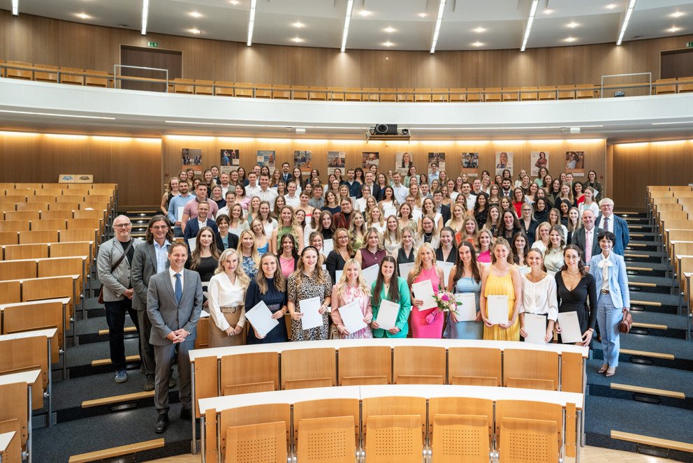Geschafft! Insgesamt 132 Absolventinnen und Absolventen der Lehramtsstudiengänge haben ihr Studium an der Sozial- und Bildungswissenschaftlichen Fakultät der Universität Passau erfolgreich abgeschlossen. Fotograf: Tobias Köhler.