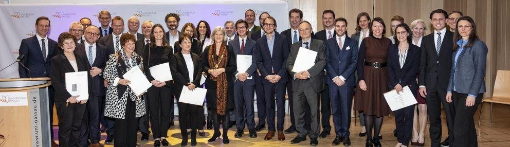 Gruppenbild Preisträger*Innen und Förder*Innen Dies academicus 2019