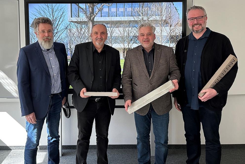 Begutachtung von Backstein-Materialproben für die Uni-Erweiterung: Architekt Christof Pernkopf (von rechts), Kanzler Dr. Achim Dilling, Leitender Baudirektor Norbert Sterl und Baudirektor Gerald Escherich. Foto: Universität Passau