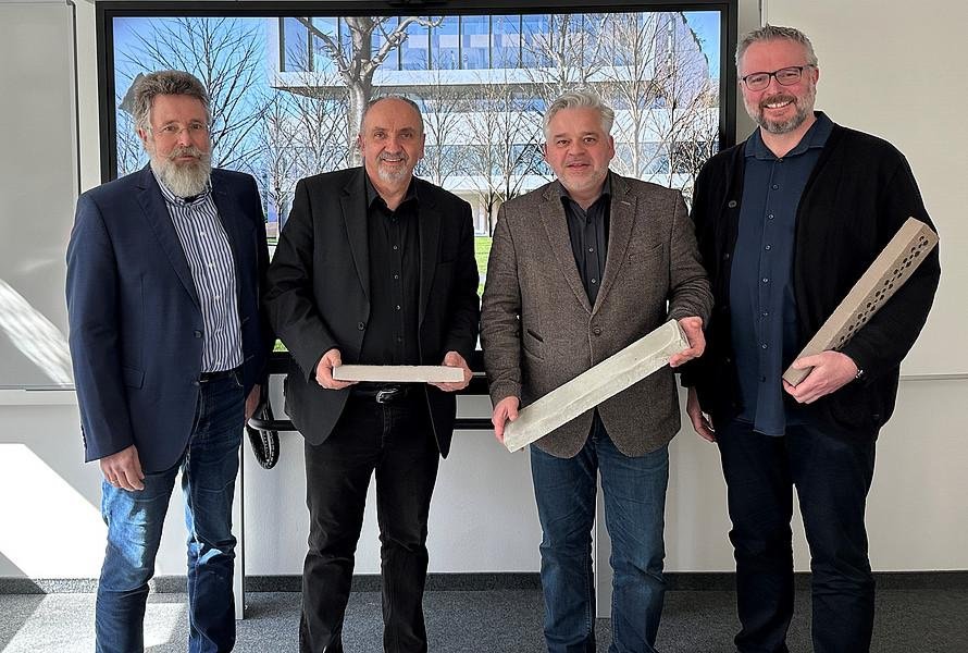 Begutachtung von Backstein-Materialproben für die Uni-Erweiterung: Architekt Christof Pernkopf (von rechts), Kanzler Dr. Achim Dilling, Leitender Baudirektor Norbert Sterl und Baudirektor Gerald Escherich. Foto: Universität Passau