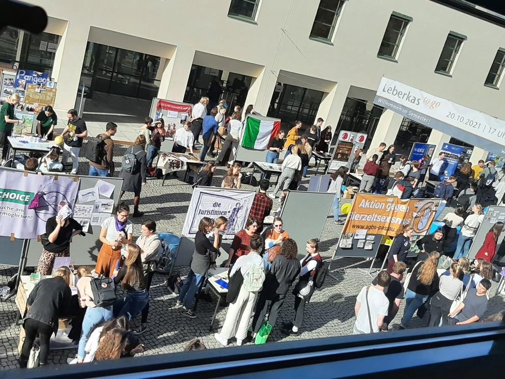 Luftaufnahme Infonachmittag mit verschiedenen Ständen und interessierten Studenten