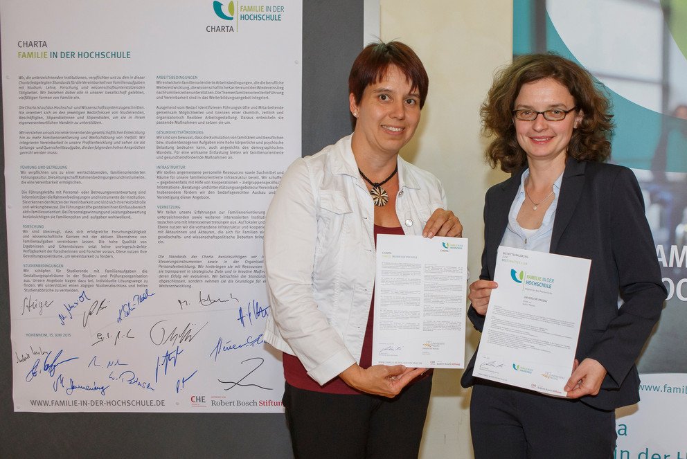 Kanzlerin Dr. Andrea B&ouml;r und Gleichstellungsreferentin Dr. Claudia Krell bei der Unterzeichnung. Foto: Universit&auml;t Hohenheim / Jan Winkler