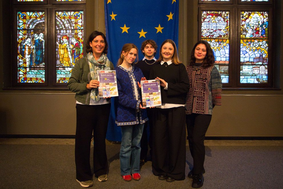 Treffen zum 30. Jubil&auml;um des kuwi netzwerk international e.V. im Passauer Rathaussaal, dem Gr&uuml;ndungsort des Netzwerks: (v.l.) Martina Brossmann, Gesch&auml;ftsf&uuml;hrerin kuwi netzwerk, mit Anouk Mainone, Vorst&auml;ndin Social Media im kuwi netzwerk, sowie den studentischen Hilfskr&auml;ften Kyan Krenn, Leonie Pleie und Linda R&uuml;ckert; Foto: Fotoprojekt Lichtgestalten e.V.