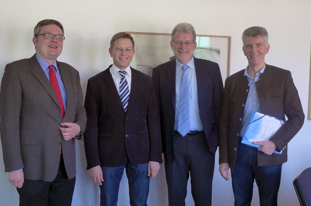 Pr&auml;sident Prof. Dr. Burkhard Freitag (2. v. r.) und sein st&auml;ndiger Vertreter Vizepr&auml;sident Prof. Dr. Rainer Wernsmann (l.) gaben Oliver J&ouml;rg (2. v. l.) und Dr. Gerhard Waschler einen &Uuml;berblick &uuml;ber die Entwicklung der Universit&auml;t.