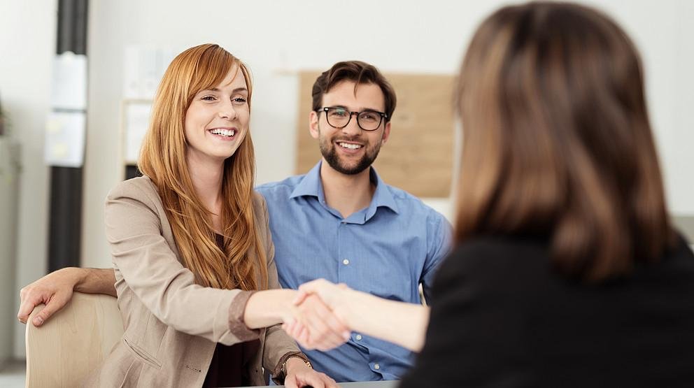 Frauen geben sich die Hand 