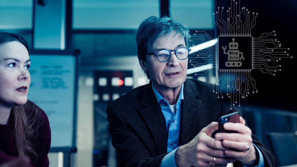 Prof. Dr. Johann Graf Lambsdorff und Deborah Voß vom Fachbereich Wirtschaftswissenschaften im interdisziplinären Projektteam von DeepWrite.