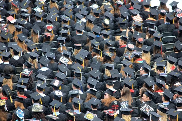 Absolventinnen und Absolventen einer Universität