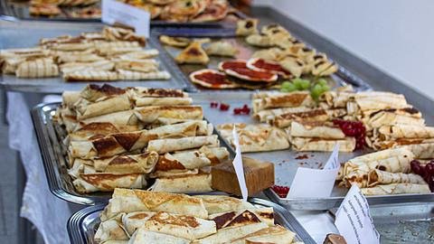 Bild von einem Büffet mit kleinen Wraps.