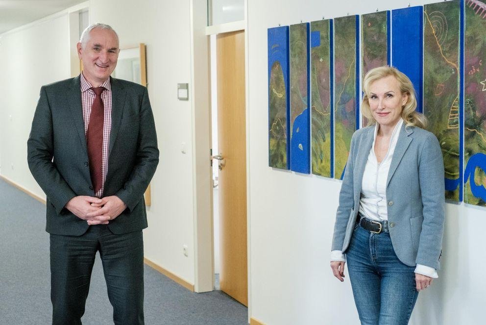 Präsident Prof. Dr. Ulrich Bartosch gratuliert Vizepräsidentin Prof. Dr. Christina Hansen zur ihrer Berufung in den Qualitätssicherungsrat für Pädagoginnen- und Pädagogenbildung in Österreich. Foto: Universität Passau