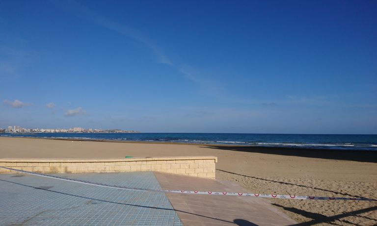 Abgesperrter Strand in Alicante (Spanien)