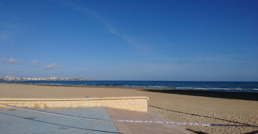 Abgesperrter Strand in Alicante (Spanien)