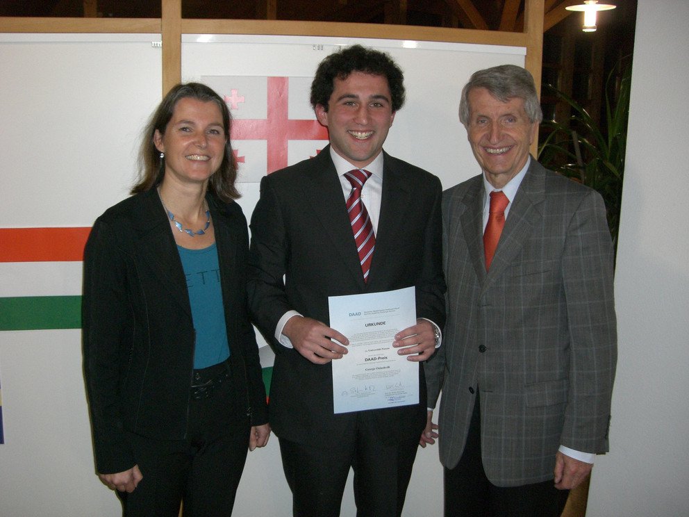 George Oziashvili (Mitte) mit Barbara Lehrmann, der Leiterin des Akademischen Auslandsamts, und Pr&auml;sident Universit&auml;tsprofessor Dr. Walter Schweitzer.