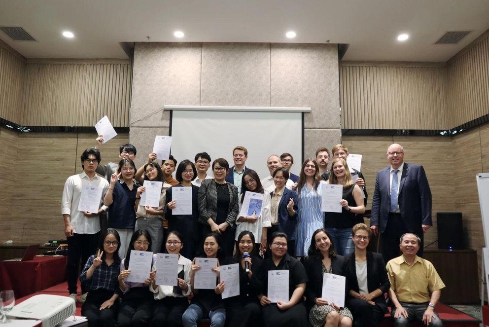 Teilnehmende der Deutsch-Vietnamesischen Summer School nach dem Erhalt ihrer Zertifikate.