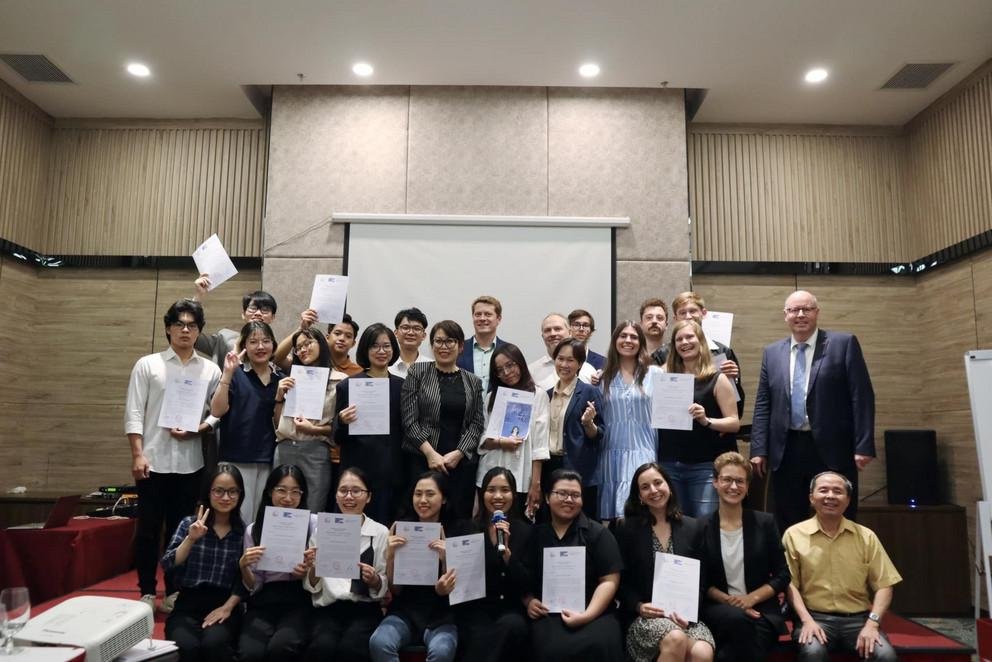 Teilnehmende der Deutsch-Vietnamesischen Summer School nach dem Erhalt ihrer Zertifikate.
