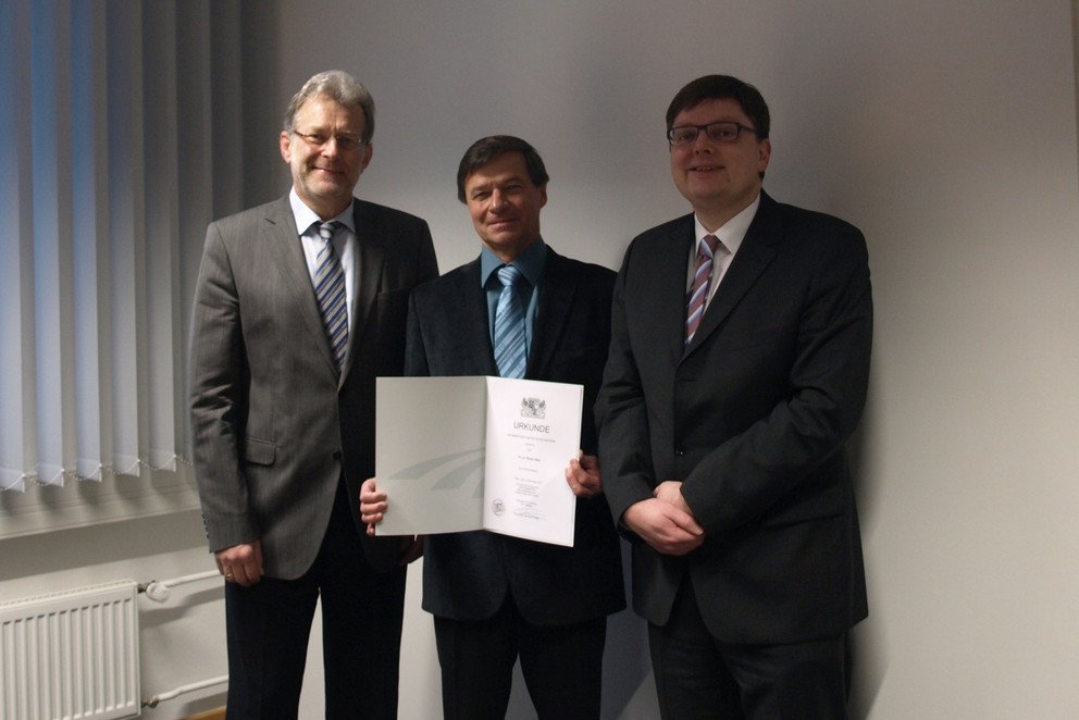 Prof. Dr. Rainer Sieg mit Pr&auml;sident Prof. Dr. Burkhard Freitag (l.) und Prof. Dr. Rainer Wernsmann, Dekan der Juristischen Fakult&auml;t.
