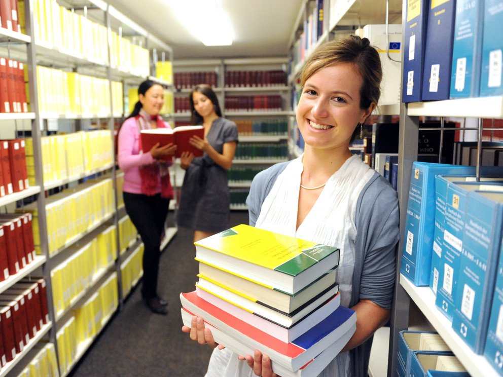 Studierende beim Lernen in der Bibliothek